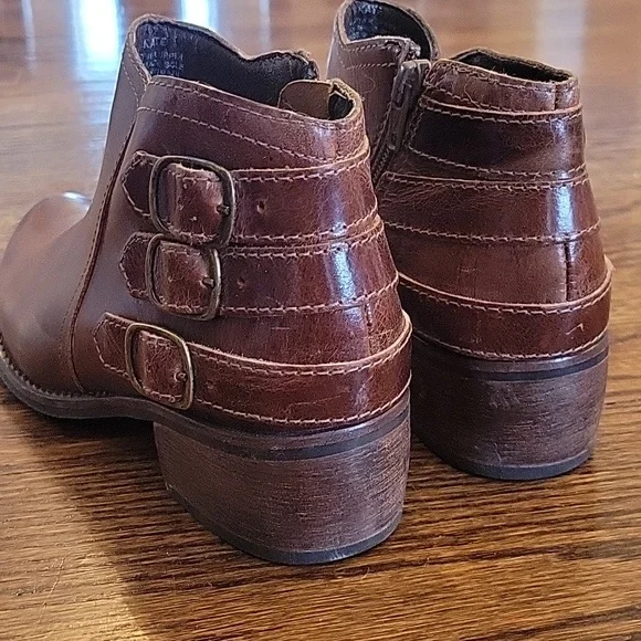 SUPER CUTE Matisse Brown Leather Booties - Picture 2 of 4